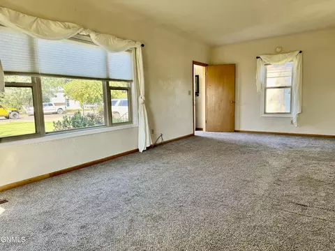 2410 University Ave, Williston, ND 58801 photo 5