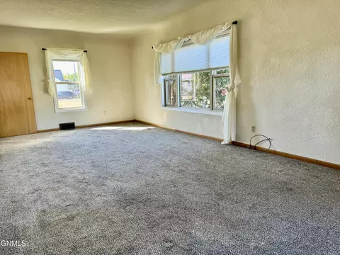 2410 University Ave, Williston, ND 58801 photo 6