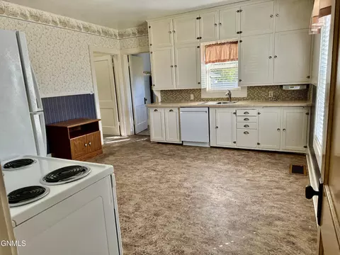 2410 University Ave, Williston, ND 58801 photo 7