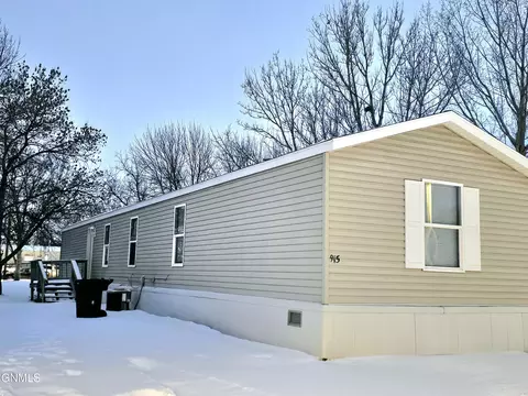 915 6th Ave NW, Williston, ND 58801 photo 1