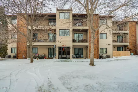 2930 Ontario Ln, Bismarck, ND 58503