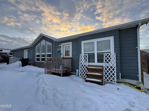 315 Johnson St SE, Arnegard, ND 58835