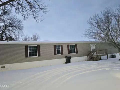 903 6th Ave NW, Williston, ND 58801