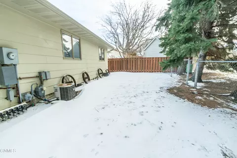 Exterior - 925 E Capitol Ave, Bismarck, ND 58501 photo 4 of 5