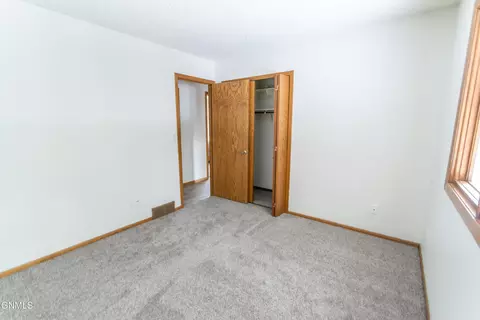 Bedroom - 925 E Capitol Ave, Bismarck, ND 58501 photo 2 of 6