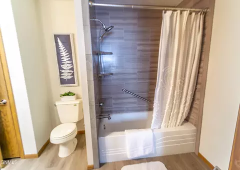 Bath - 925 E Capitol Ave, Bismarck, ND 58501 photo 2 of 4