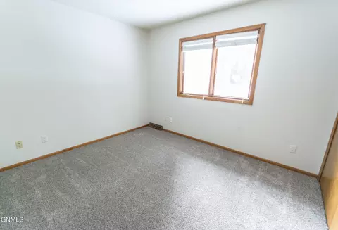 Bedroom - 925 E Capitol Ave, Bismarck, ND 58501 photo 4 of 6