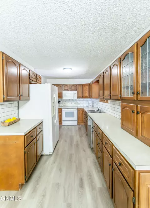 Kitchen - 925 E Capitol Ave, Bismarck, ND 58501 photo 2 of 2