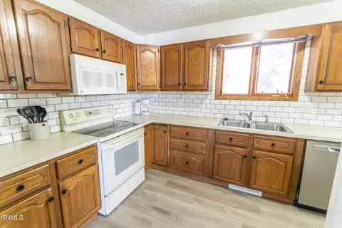 Kitchen - 925 E Capitol Ave, Bismarck, ND 58501 photo 1 of 2