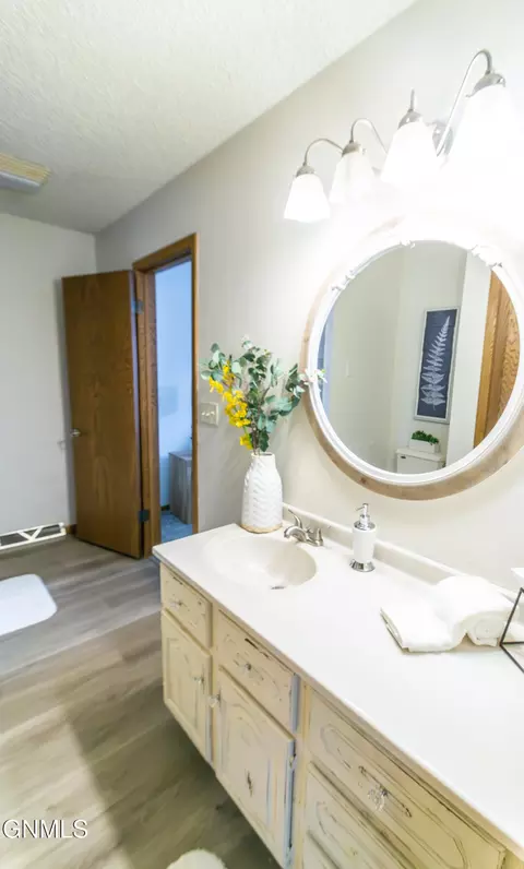 Bath - 925 E Capitol Ave, Bismarck, ND 58501 photo 1 of 4