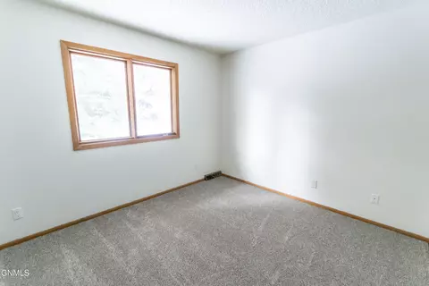 Bedroom - 925 E Capitol Ave, Bismarck, ND 58501 photo 5 of 6