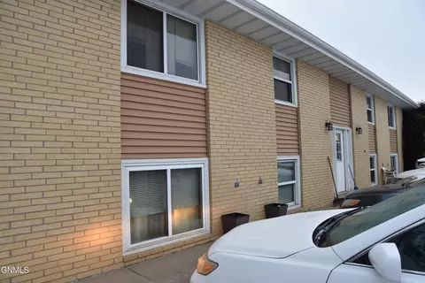 2412 8th St, Bismarck, ND 58503