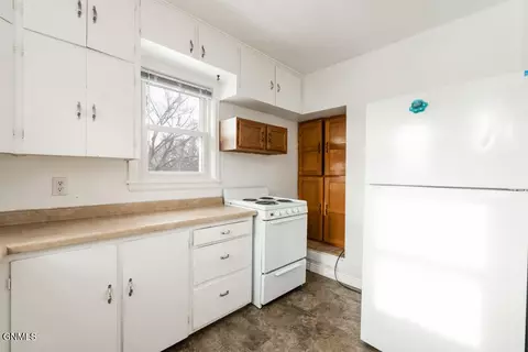 Kitchen - 1001 E D Ave, Bismarck, ND 58501 photo 4 of 6