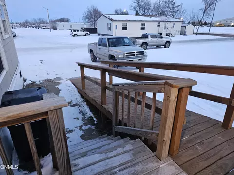 2609 11th Ave W, Williston, ND 58801 photo 3