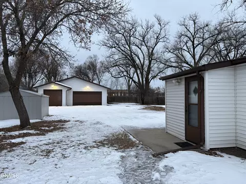 121 9th Ave SE, Mandan, ND 58554 photo 4