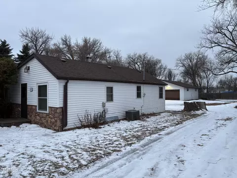 121 9th Ave SE, Mandan, ND 58554 photo 3