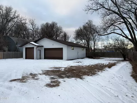 121 9th Ave SE, Mandan, ND 58554 photo 2