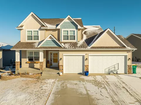 1616 Harp Hawk Dr, Bismarck, ND 58503
