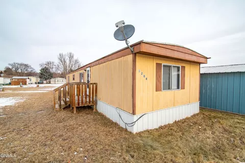 1208 Frontier Trl S, Mandan, ND 58554 photo 2