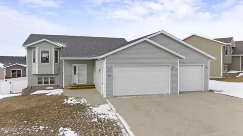 5506 Yukon Dr, Bismarck, ND 58503