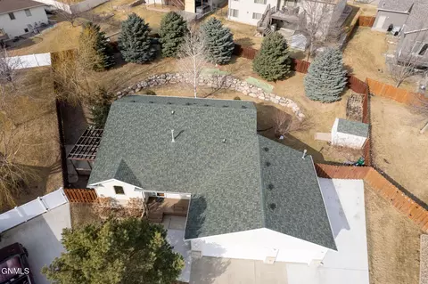 3200 Tarry Town Pl, Bismarck, ND 58501