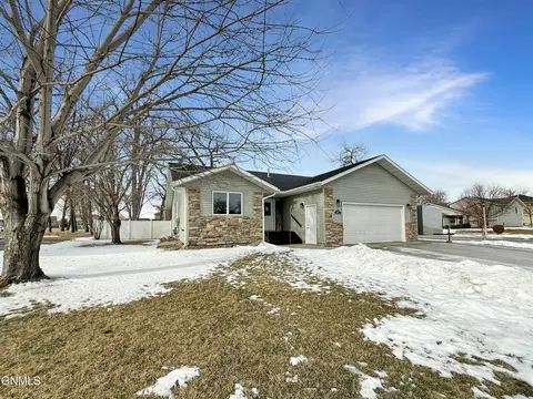 3501 Sandpiper Trl SE, Mandan, ND 58554