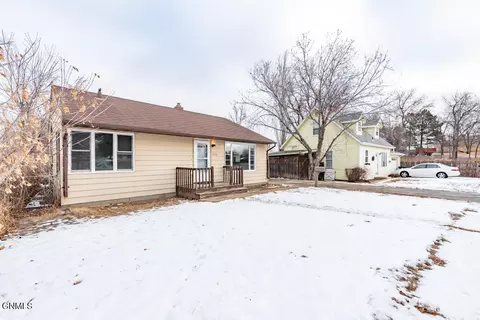 220 8th St, Dickinson, ND 58601