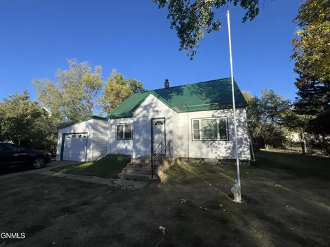 116 5th St NE, Belfield, ND 58622