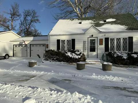 206 3rd St NE, Belfield, ND 58622