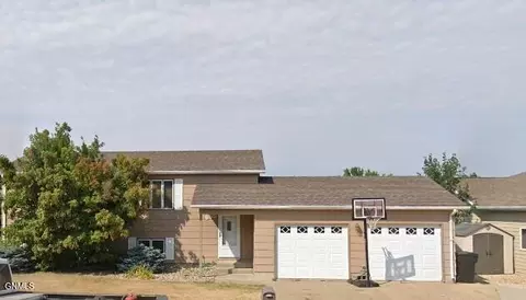 895 11th St E, Dickinson, ND 58601