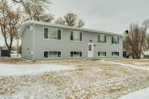 217 Lakota Ave, Center, ND 58530