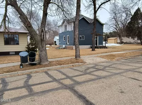 607 1st St N, Strasburg, ND 58573
