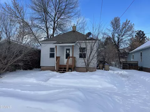 1115 6th Ave NE, Minot, ND 58703