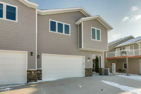 2238 Shoal Loop SE, Mandan, ND 58554