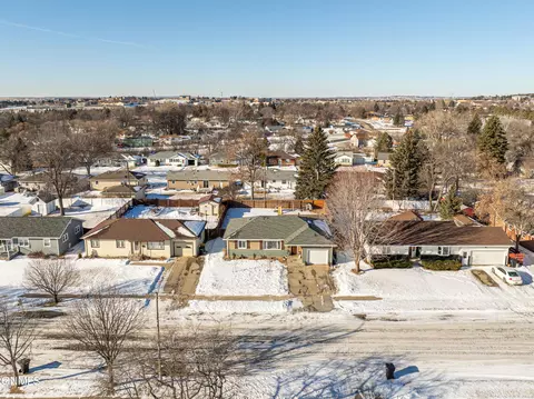 View/Area - 1902 Assumption Dr, Bismarck, ND 58501 photo 3 of 11