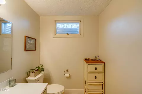 Bath - 1902 Assumption Dr, Bismarck, ND 58501 photo 6 of 9