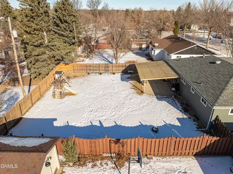 View/Area - 1902 Assumption Dr, Bismarck, ND 58501 photo 2 of 11