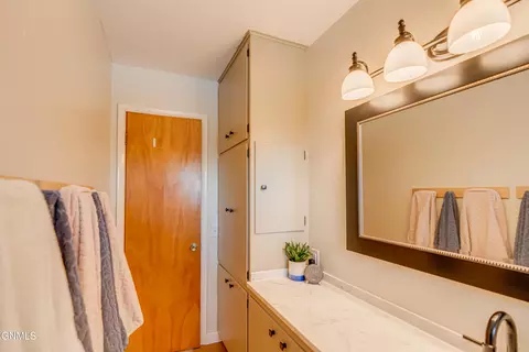 Bath - 1902 Assumption Dr, Bismarck, ND 58501 photo 4 of 9