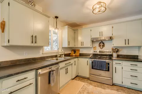 Kitchen - 1902 Assumption Dr, Bismarck, ND 58501 photo 3 of 6