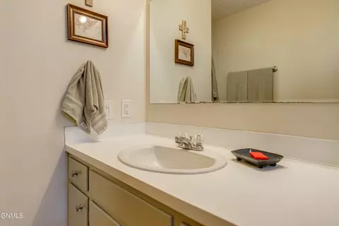 Bath - 1902 Assumption Dr, Bismarck, ND 58501 photo 8 of 9