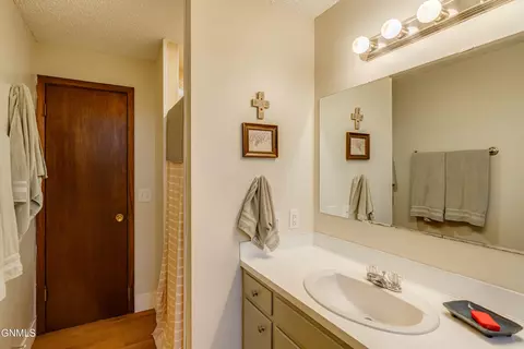 Bath - 1902 Assumption Dr, Bismarck, ND 58501 photo 7 of 9