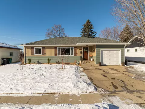 1902 Assumption Dr, Bismarck, ND 58501