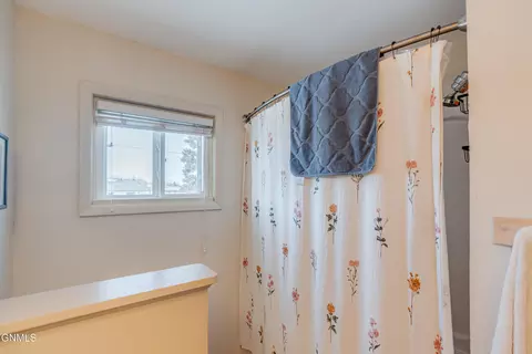 Bath - 1902 Assumption Dr, Bismarck, ND 58501 photo 2 of 9
