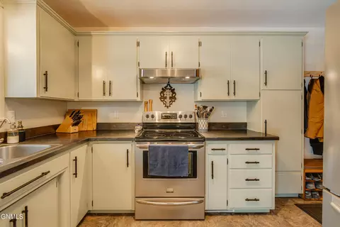Kitchen - 1902 Assumption Dr, Bismarck, ND 58501 photo 4 of 6