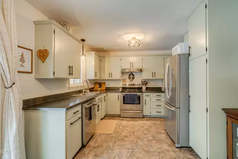 Kitchen - 1902 Assumption Dr, Bismarck, ND 58501 photo 2 of 6