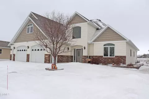 2114 Pebbleview Loop, Bismarck, ND 58503 photo 45