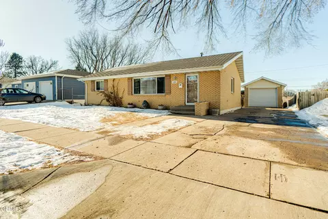 1802 9th St N, Bismarck, ND 58501