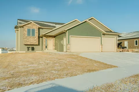 802 Cobblestone Loop SW, Mandan, ND 58554