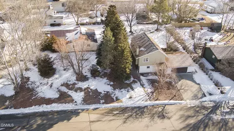 115 Wilcox Ave S, Center, ND 58530