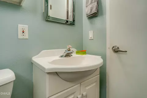 Bath - 1405 Monte Dr NW, Mandan, ND 58554 photo 4 of 7